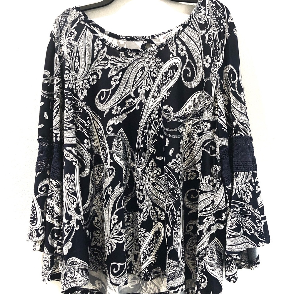 3X Blue and White patterned blouse w/ bell sleeves